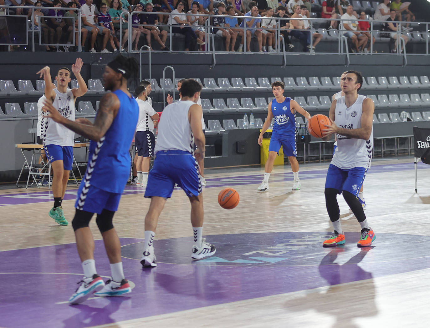 El Palencia Baloncesto muestra sus armas al público en el Pabellón