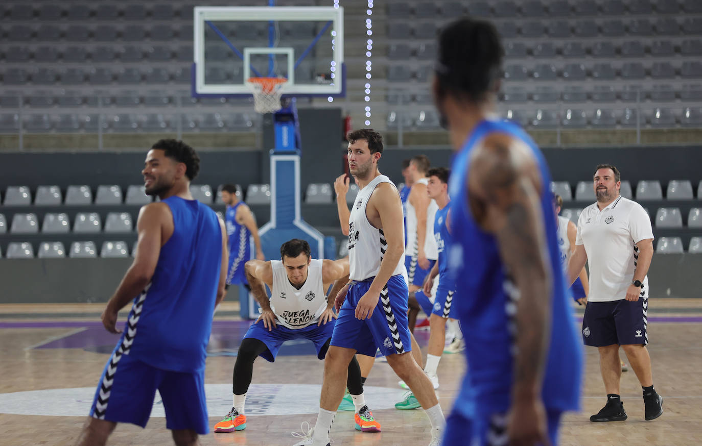 El Palencia Baloncesto muestra sus armas al público en el Pabellón