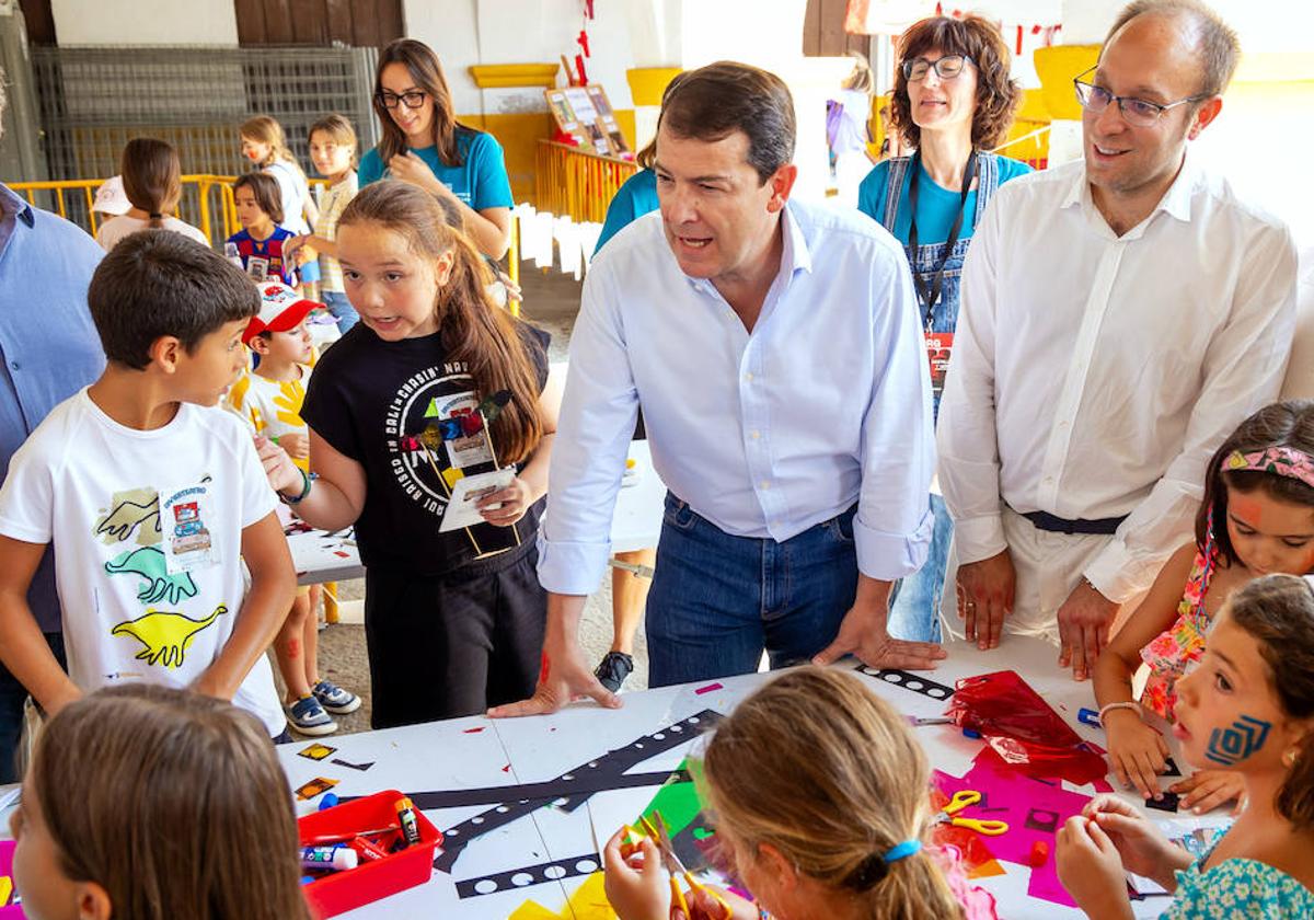 El presidente Mañueco, compartiendo charla con niños y niñas en la reciente Feria del Teatro de Ciudad Rodrigo.