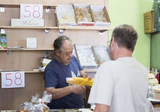 Un kiosko de Laguna de Duero que utiliza carteles con el número 58 para ahuyentar a las moscas.