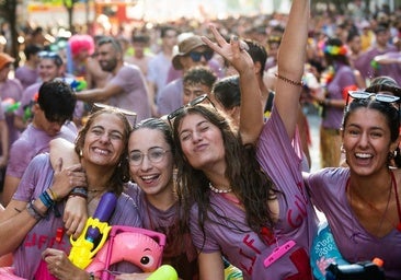 Valladolid se tiñe de color en el tradicional desfile de peñas