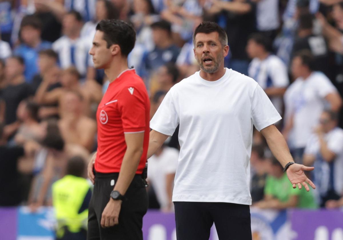 Pezzolano se dirige a uno de los colegiados durante el partido frente al Leganés.