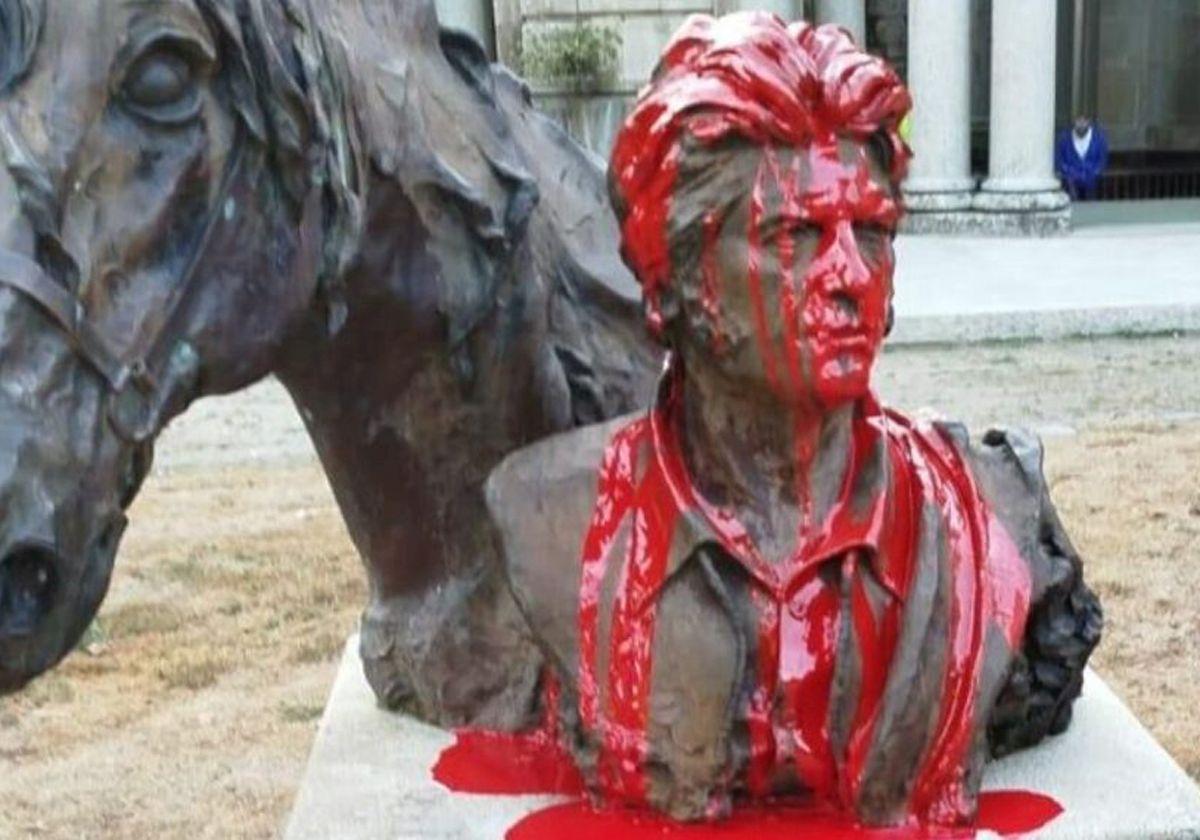 El busto de Sancho Gracia vandalizado.