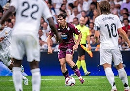 Mario Martín conduce en su debut en el Bernabéu.