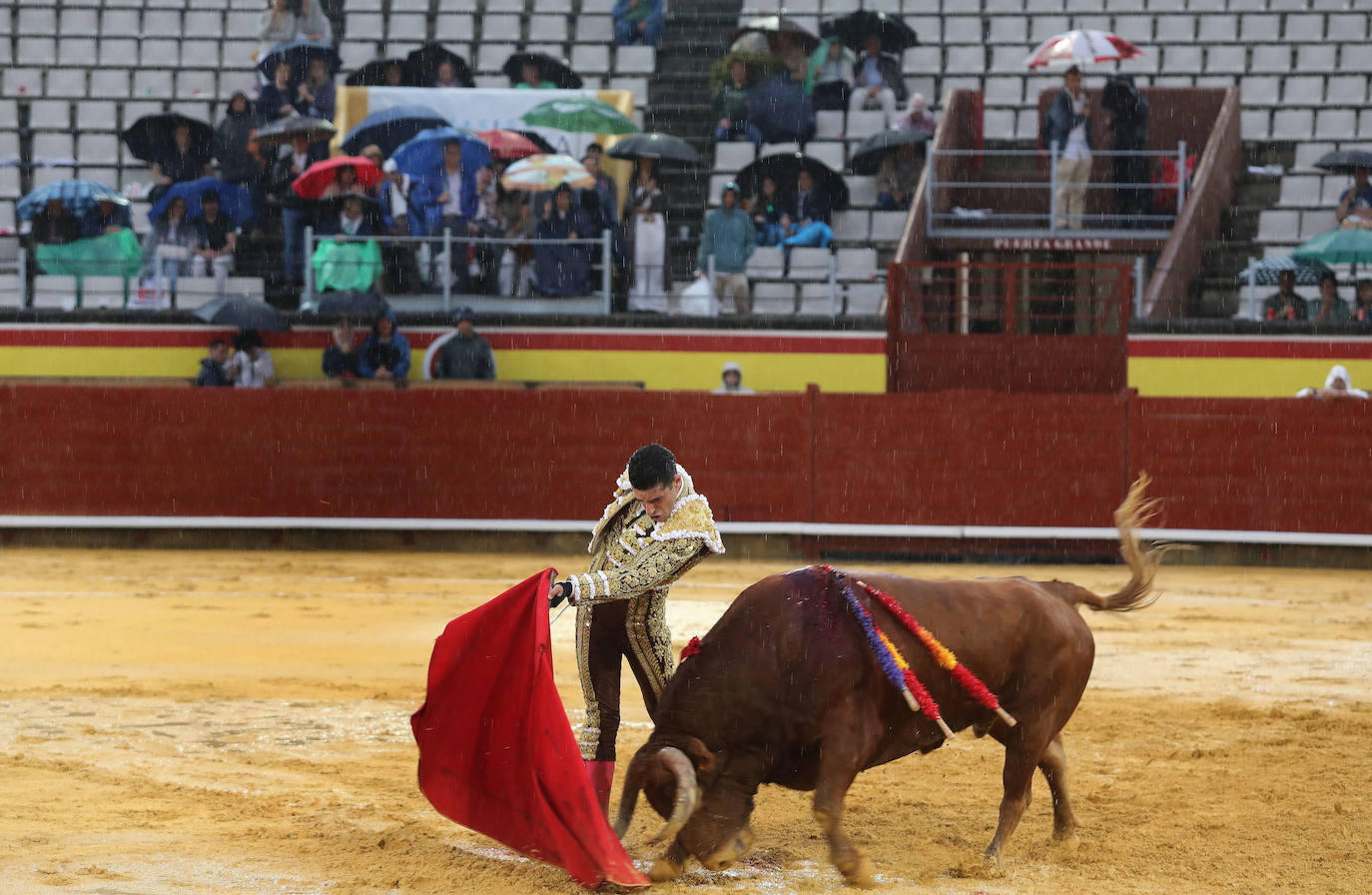 La lluvia no impide a Morante reconciliarse con Palencia