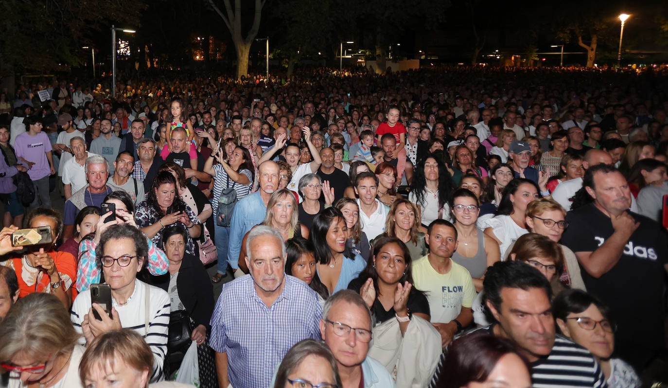 Rozalén llena el parque del Salón con su música