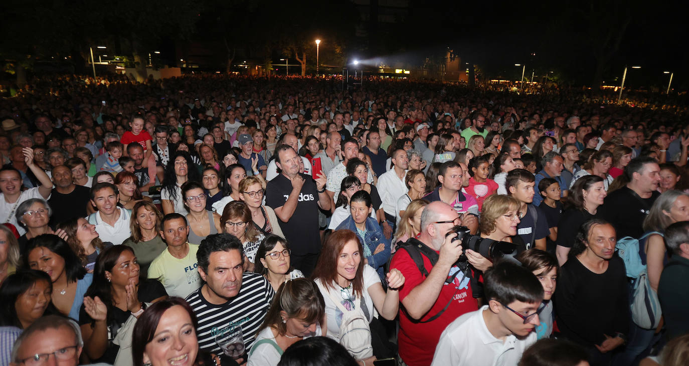 Rozalén llena el parque del Salón con su música