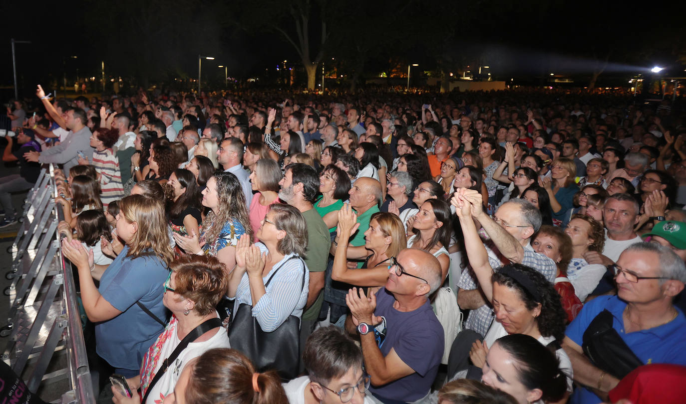 Rozalén llena el parque del Salón con su música