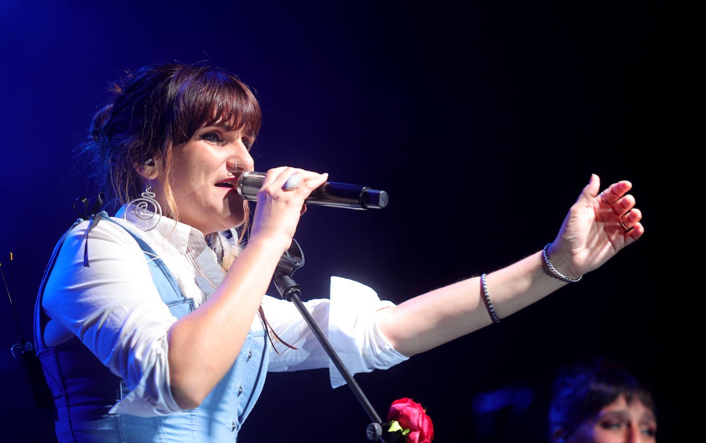 Rozalén llena el parque del Salón con su música