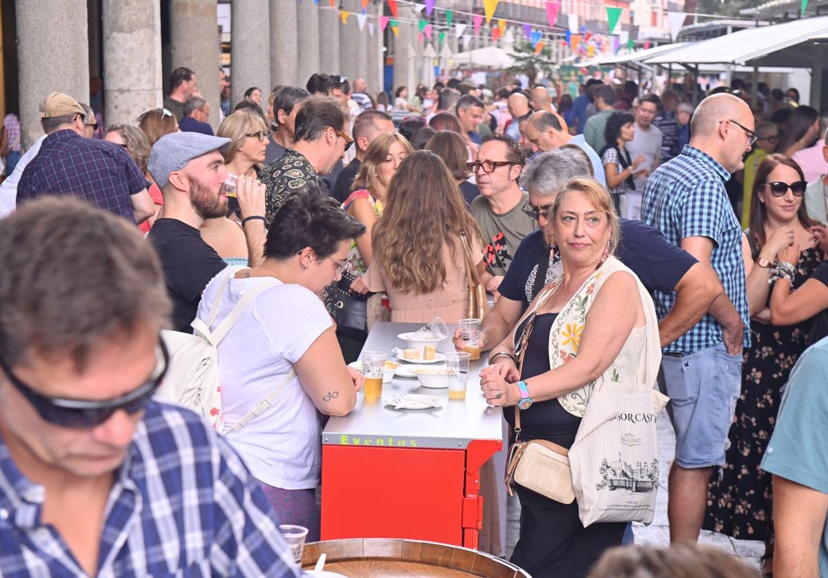 Los vallisoletanos salieron de tapeo este sábado al mediodía pese a las lluvias intermitentes.