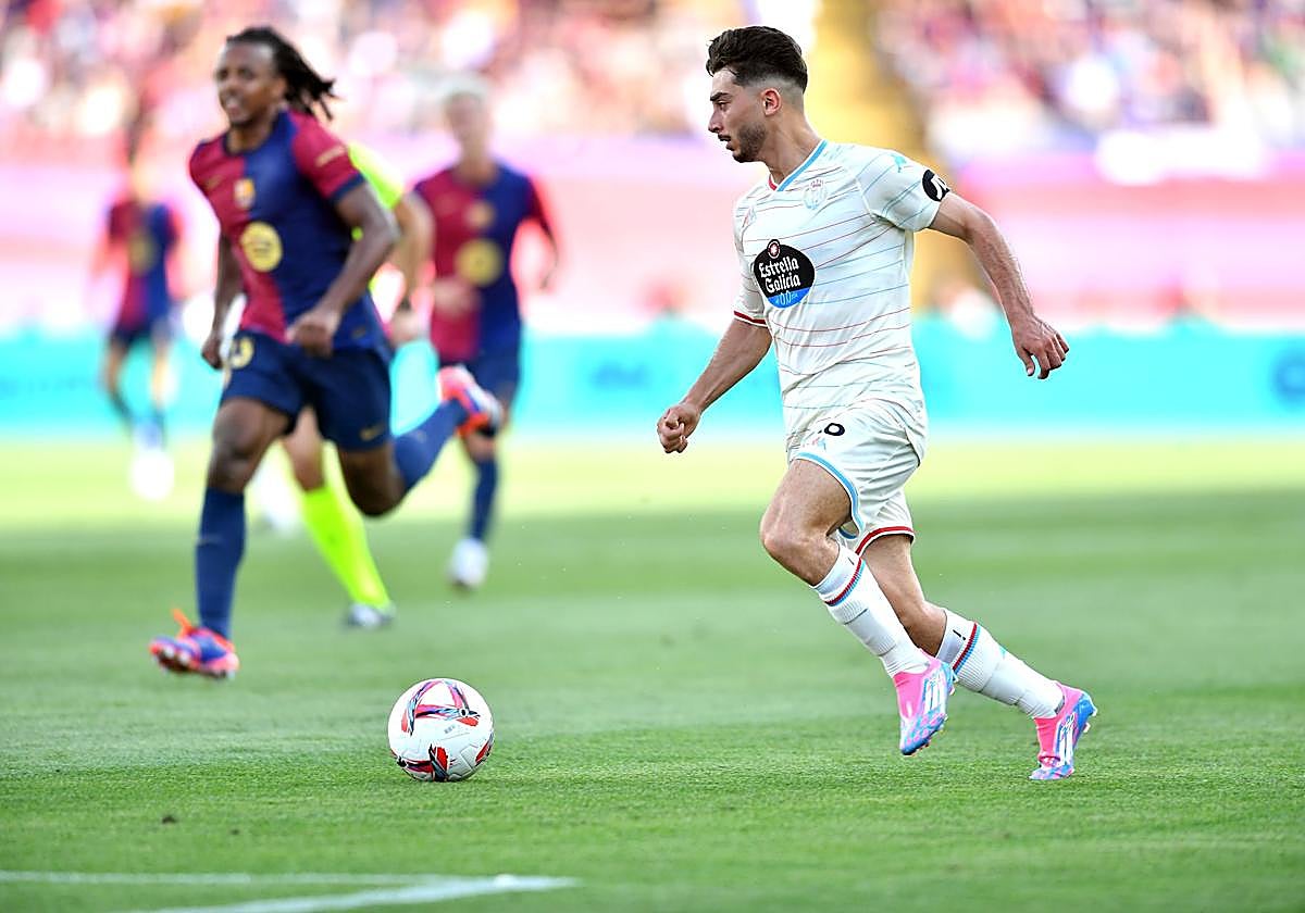 Moro avanza controlado en una jugada de ataque del Real Valladolid frente al Barcelona.