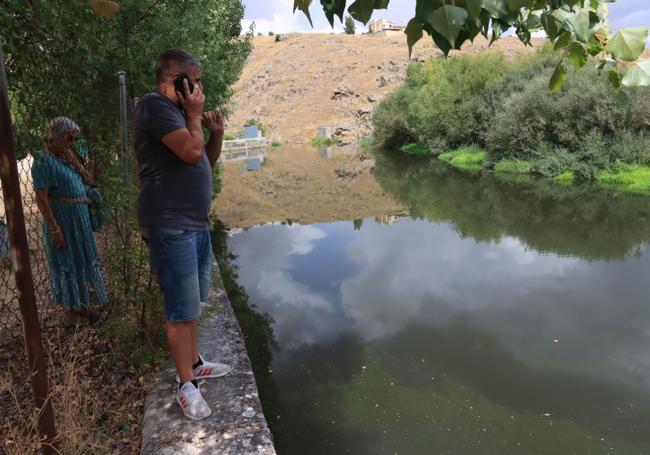 Vecinos, ayer, observan el Eresma a su paso por Las Arenas.