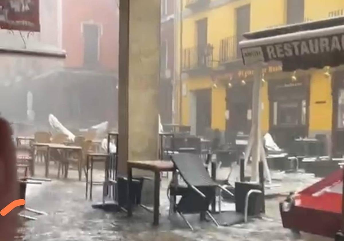 Una tromba de agua anega las calles de Medina de Rioseco