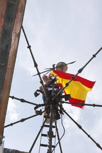 La multitudinaria colocación de la bandera de las fiestas de San Antolín, en imágenes