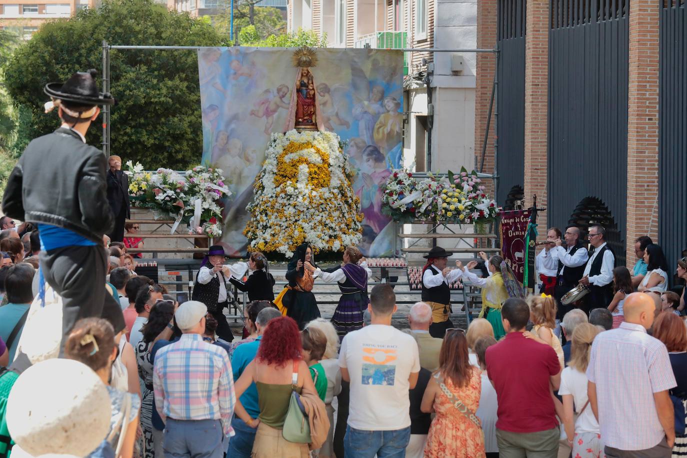 La ofrenda floral a la patrona de ciudad, en imágenes