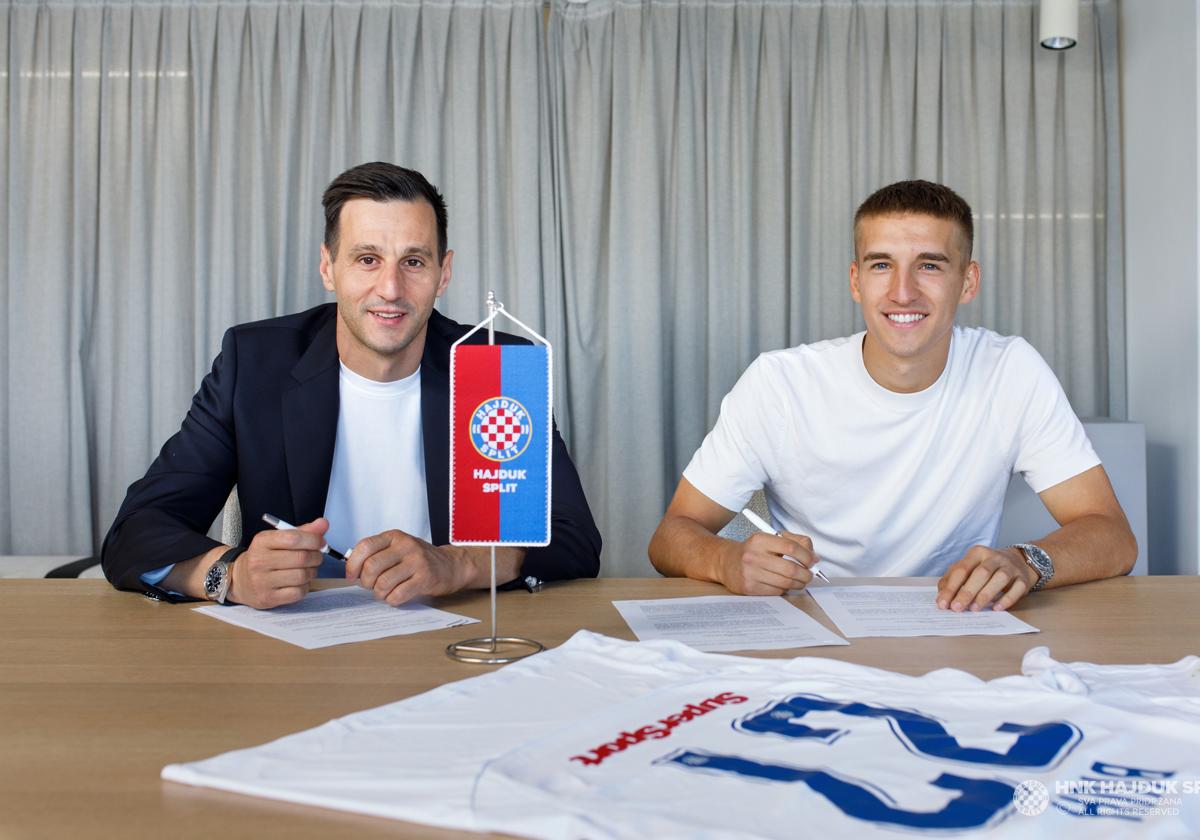 Stipe Biuk (derecha) tras la firma del acuerdo de cesión con el Hajduk Split