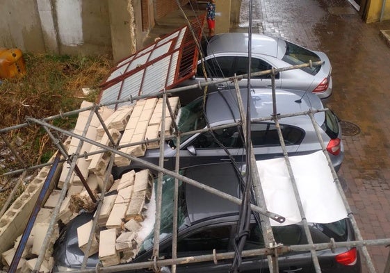 Un muro se cayó el sábado sobre varios coches estacionados en Medina de Rioseco.