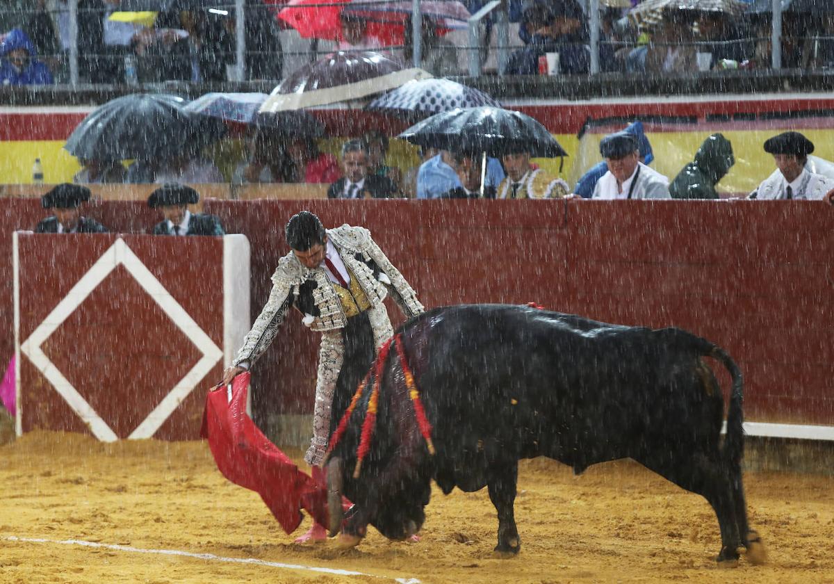 Morante torea bajo un gran aguacero.