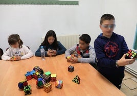 Niños con altas capacidades disfrutan de los cubos de Rubik.