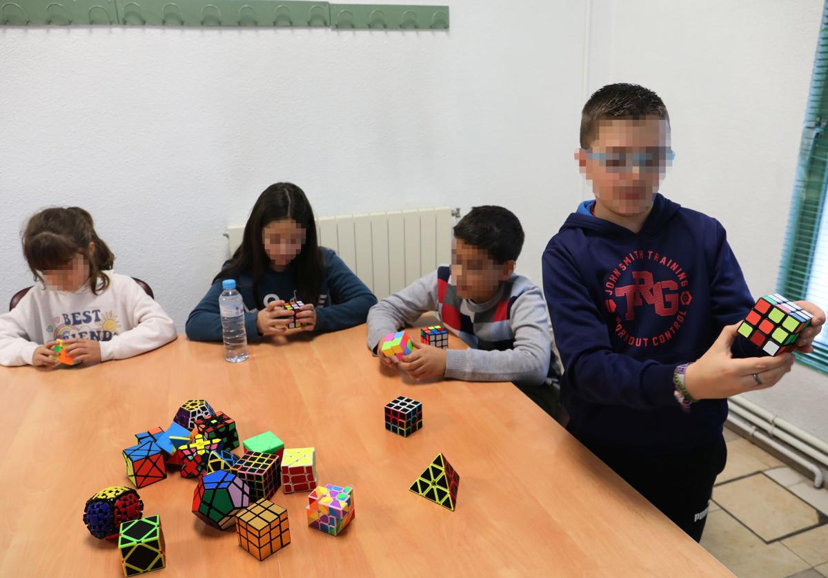 Niños con altas capacidades disfrutan de los cubos de Rubik.