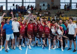 Los jugadores del Recoletas Atlético levantan la Copa de campeones de Castilla y León.