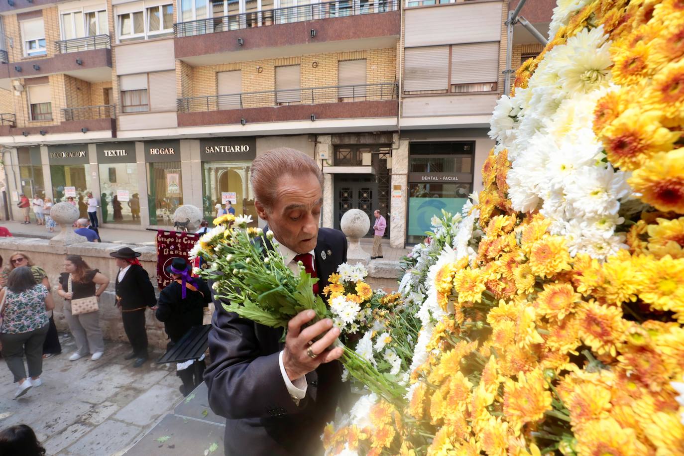 La ofrenda floral a la patrona de ciudad, en imágenes