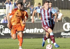 Hugo Marcos avanza perseguido por un jugador de la Ponferradina.