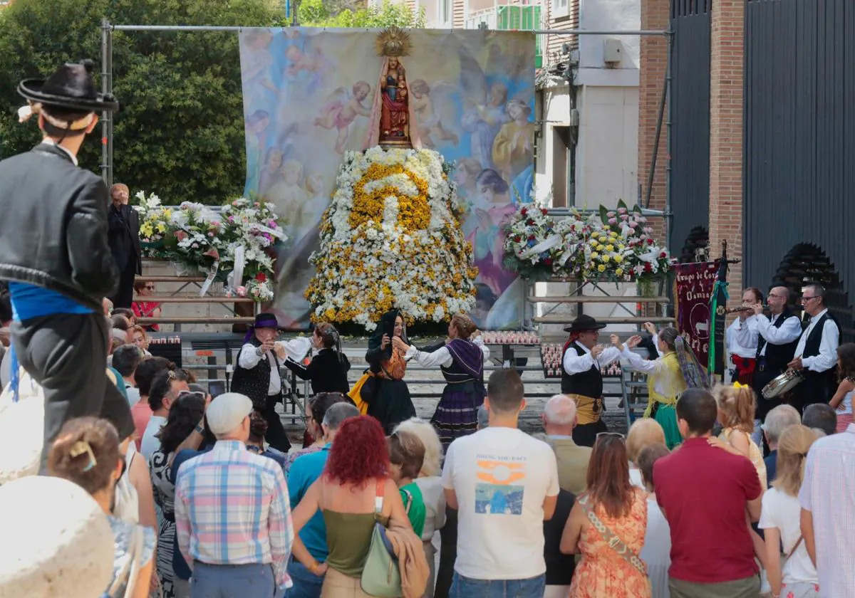 Jotas ante la réplica de la Virgen de San Lorenzo en el exterior de la iglesia donde se guarda.