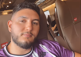 El mediático artista, este domingo, con la camiseta del Real Valladolid, en el tren.