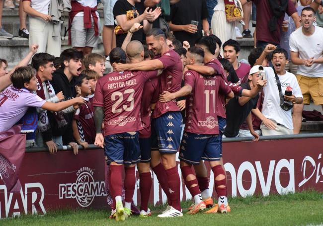 Los jugadores del Pontevedra celebran el gol.