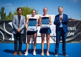 Campeona y finalista posan junto a José Luis Corujo (i) y Enrique Sánchez Guijo, director general de Deportes de la Junta.