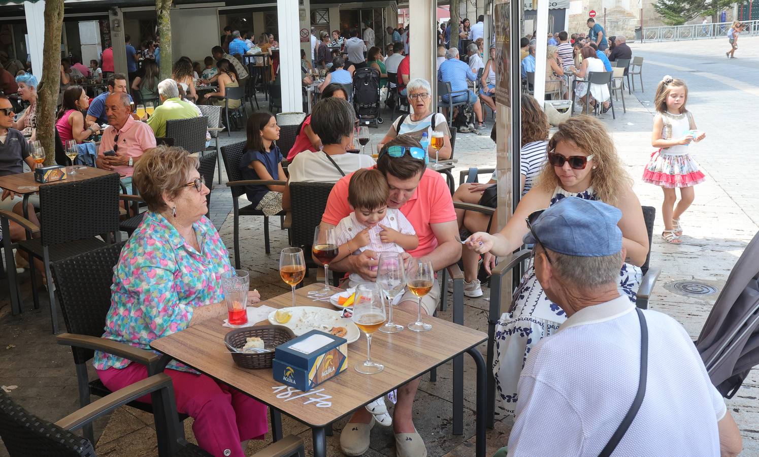 Los palentinos disfrutan de la hostelería en San Antolín