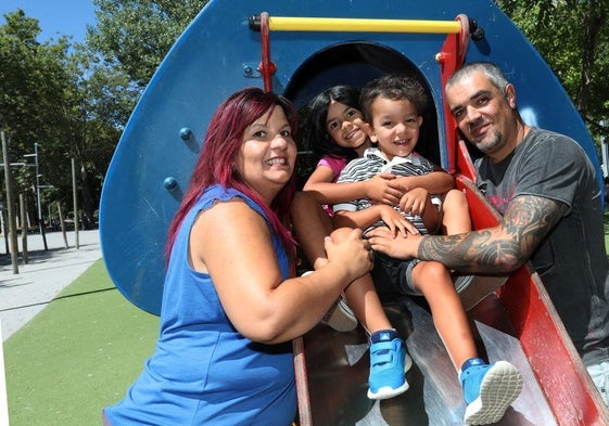 El pequeño Yeray, con su hermana Norah y sus padres en el parque.