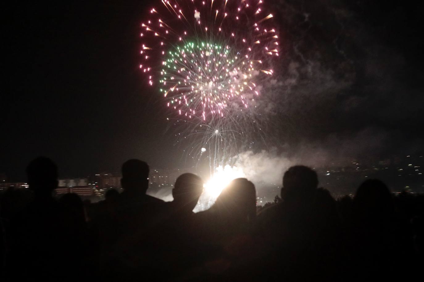 Los primeros fuegos artificiales, en imágenes