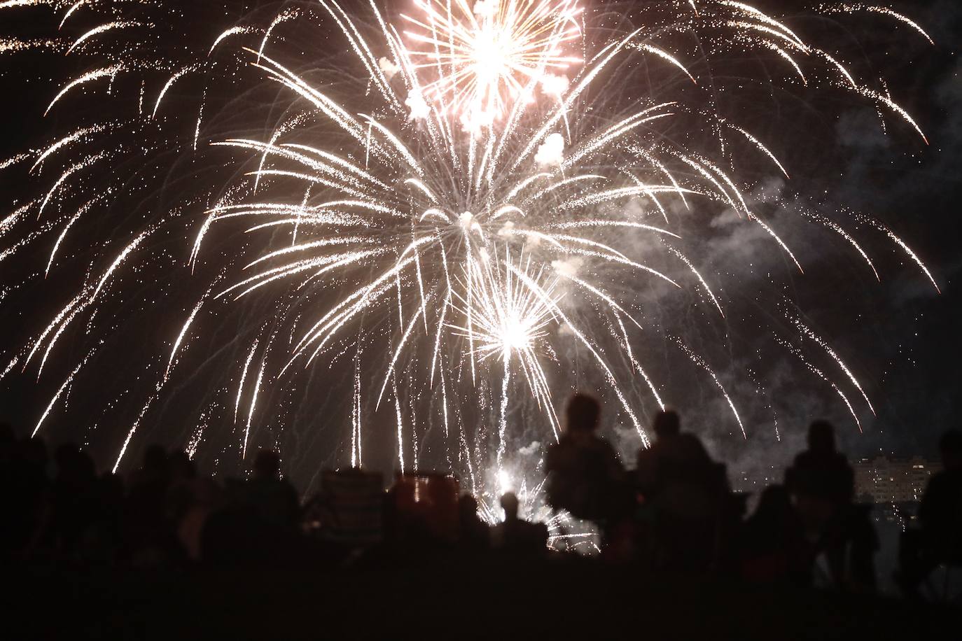 Los primeros fuegos artificiales, en imágenes