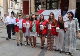 La presidenta de Cruz Roja con uno de los equipos de voluntarios.