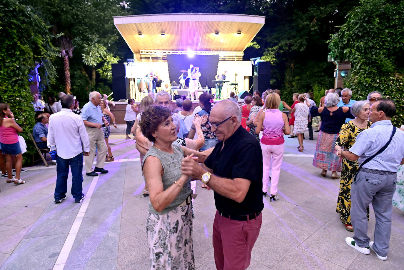 Los mayores disfrutan bailando en la verbena organizada en el Campo Grande