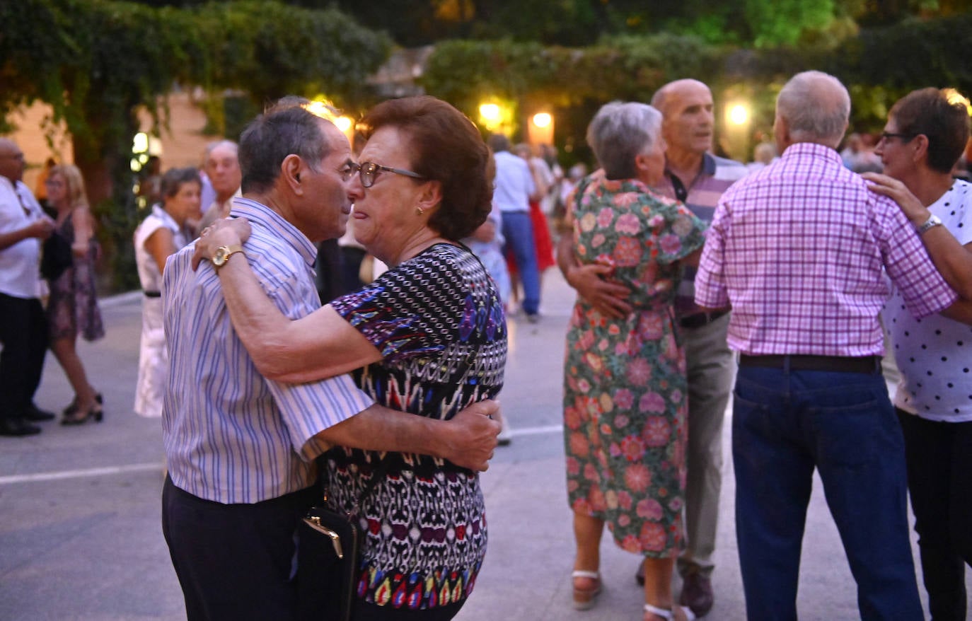 Los mayores disfrutan bailando en la verbena organizada en el Campo Grande