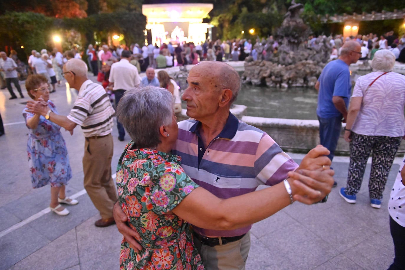 Los mayores disfrutan bailando en la verbena organizada en el Campo Grande