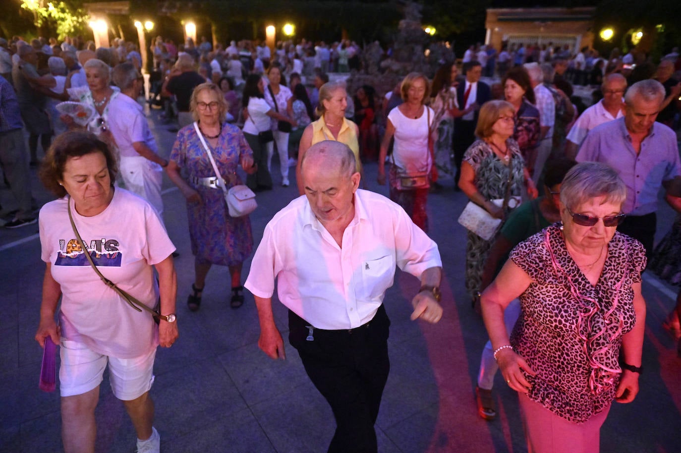 Los mayores disfrutan bailando en la verbena organizada en el Campo Grande