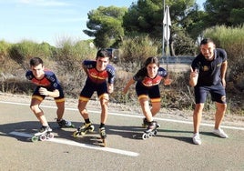 Los patinadores del Rolling, junto a su técnico Pablo López.