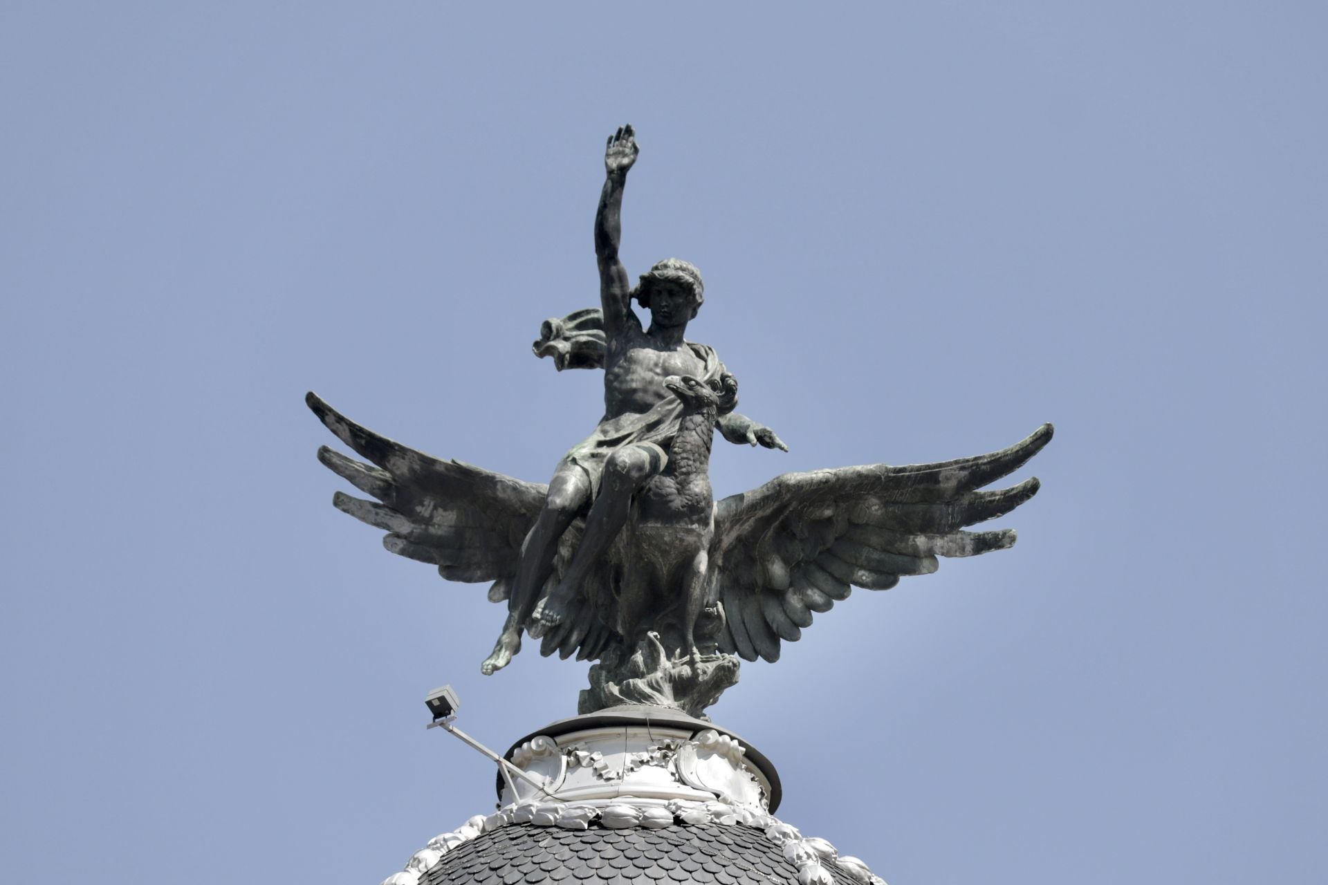 El ave fénix que corona el emblemático edificio de la Calle Santiago.