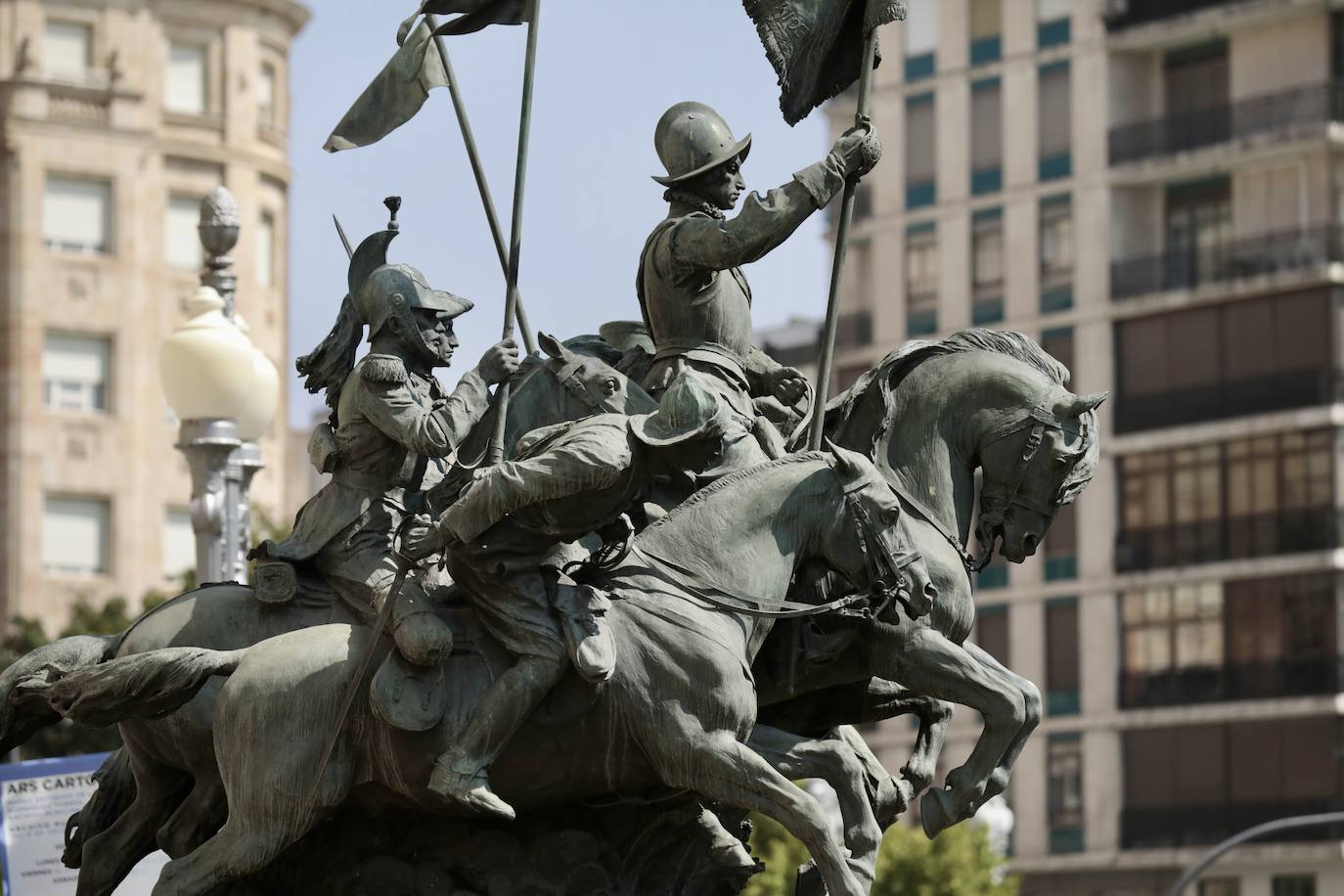 Grupo de jinetes a caballo ante al Academia de Caballería.