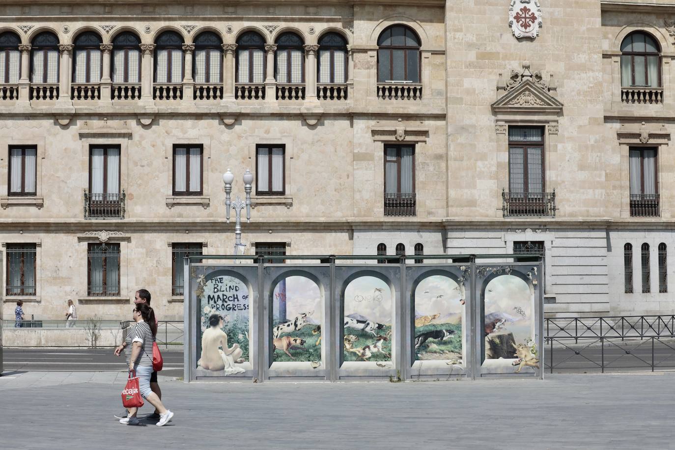 Escena de caza con animales en la Pla za de Zorrilla.