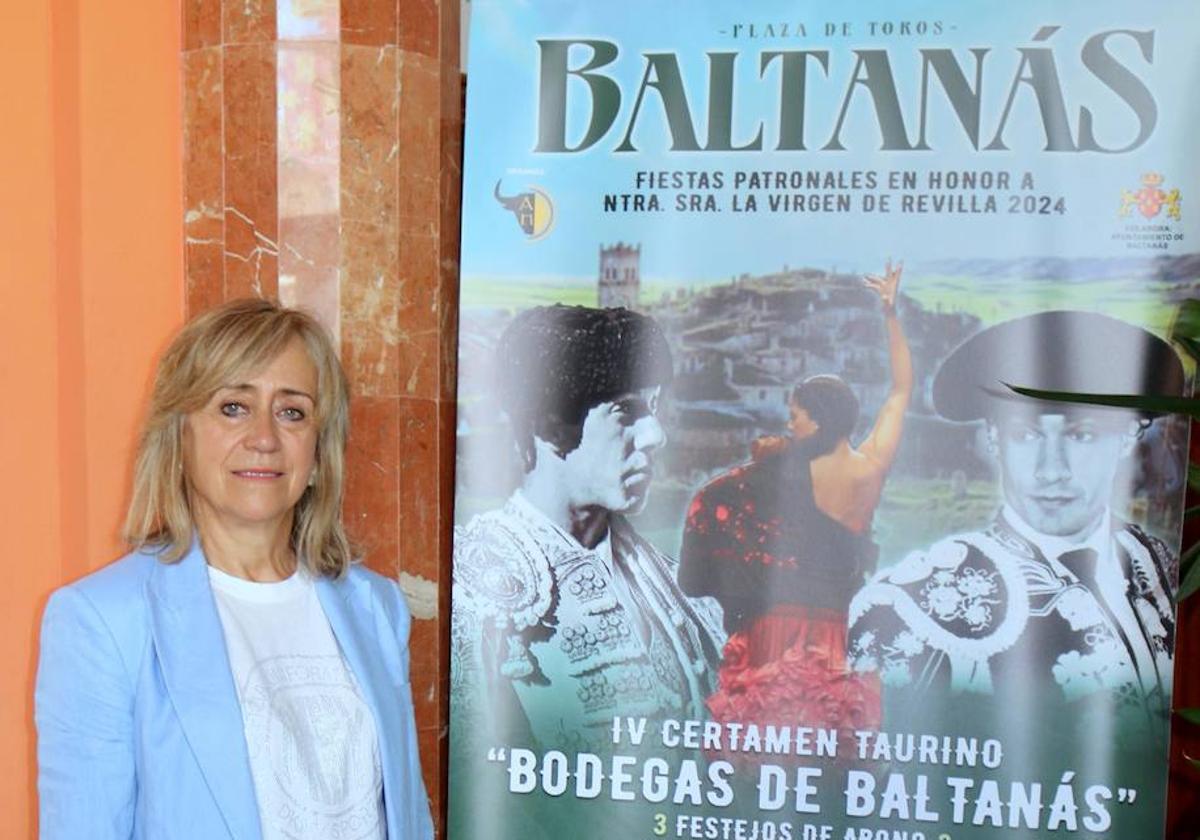 La alcaldesa, junto al cartel de la feria taurina 2024.