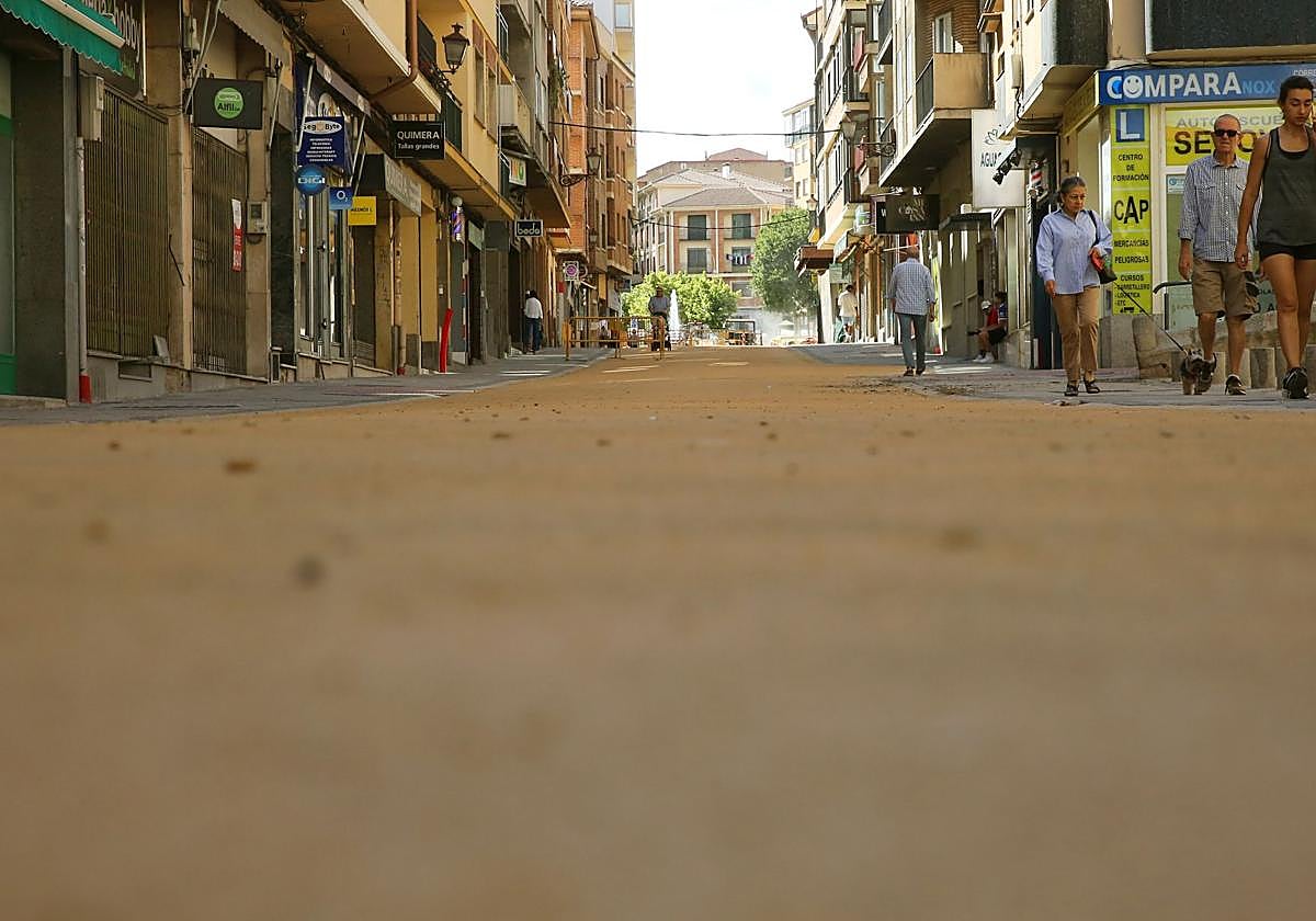 Calzada de color amarillo en la calle Blanca de Silos.