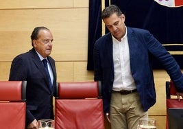 El presidente del Consejo de Cuentas de Castilla y León, Mario Amilivia (izquierda), antes de comparecer en las Cortes para presentar el informe anual sobre el sector público local de 2022.