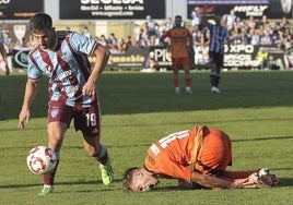 Davo se lleva un balón ante un jugador de la Ponferradina dolorido.