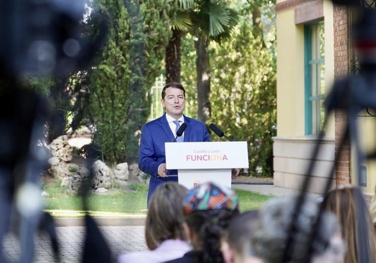 Alfonso Fernández Mañueco, durante su rueda de prensa en los jardines del Colegio de la Asunción, sede de la Junta.
