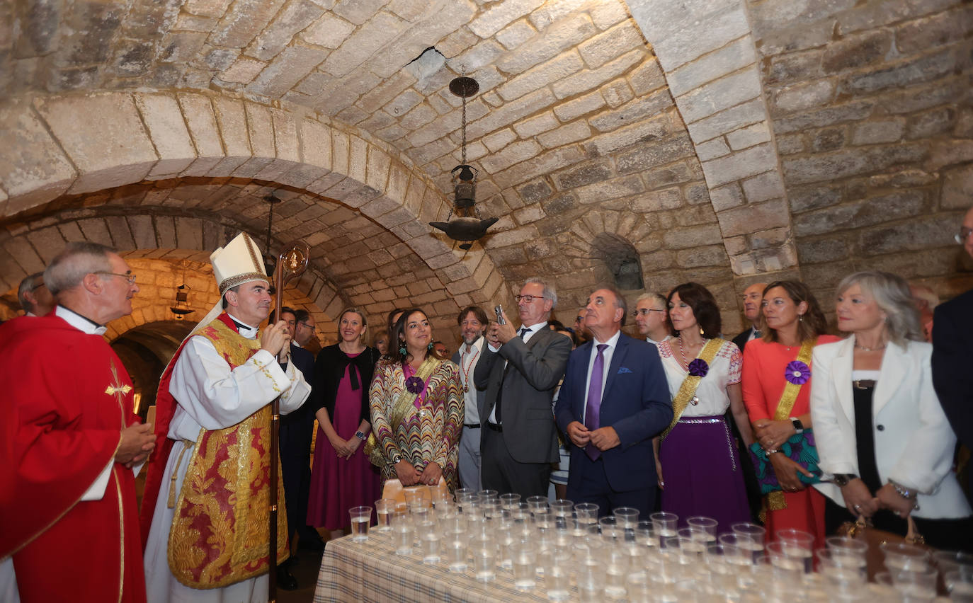 Los palentinos cumplen con la tradición de beber agua en la Cripta